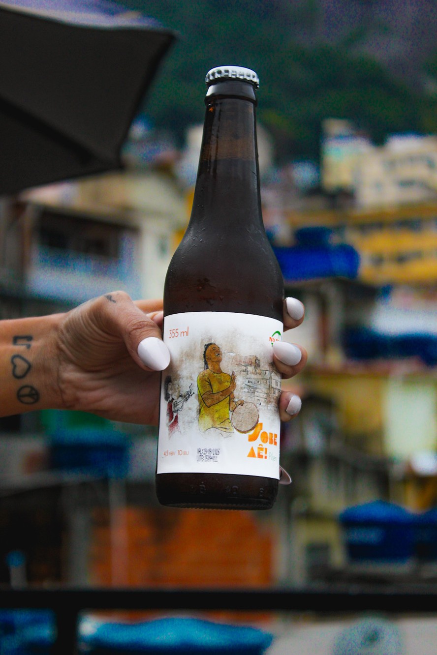 Sobe Aê!: Conheça a primeira cerveja artesanal criada nas favelas do Rio