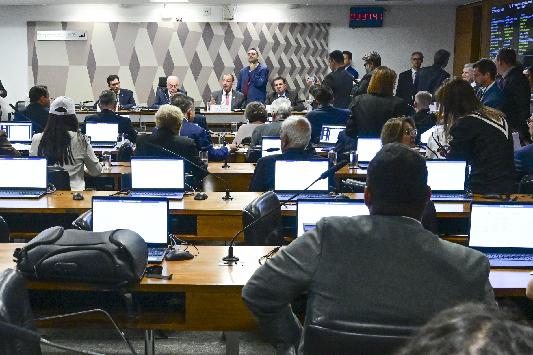 Escala 6x1: líder do governo reconhece não ter ‘garantia’ de votos e análise deve ficar para depois das eleições - QTU Questões do Universo
