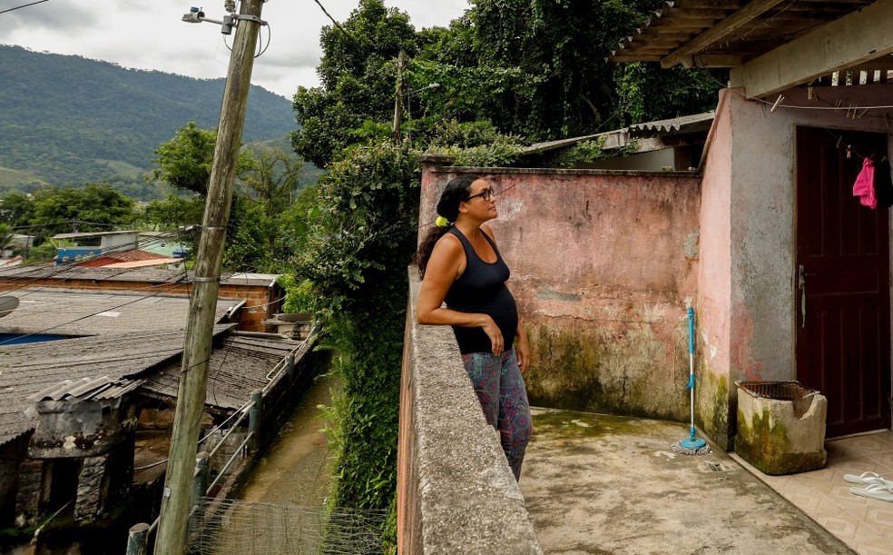 Bianca Mara Ferreira, de 47 anos, vive com marido e filhos numa casa pendurada na encosta — Foto: Gabriel de Paiva