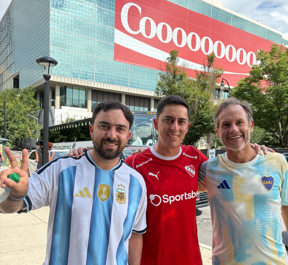Os irmãos Leandro (à esquerda) e Julián Guerrero (centro): argentinos se referem aos ingleses como piratas — Foto: Rafael Oliveira