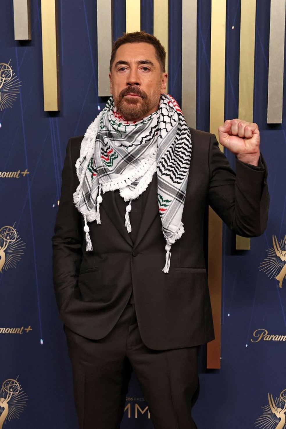 Javier Bardem faz protesto no Emmy — Foto: Patrick T. Fallon / AFP