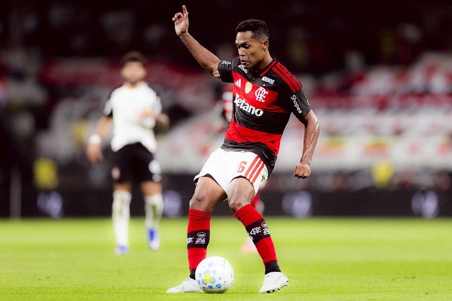 Lateral-esquerdo Alex Sandro em campo pelo Flamengo