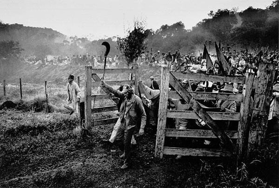 Foto de Sebastião Salgado mostra ocupação de latifúndio no interior do Paraná, em abril de 1996