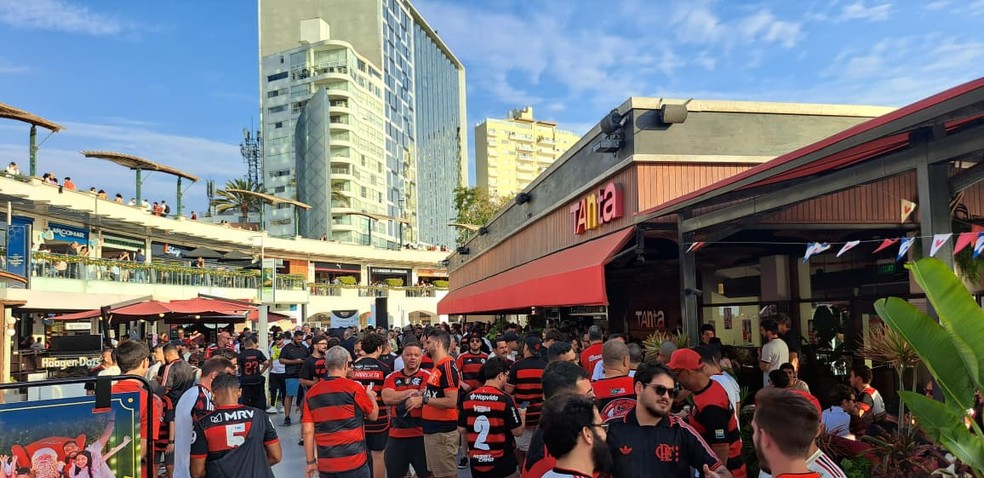 Torcedores do Flamengo festejam em Lima, Peru — Foto: Davi Ferreira