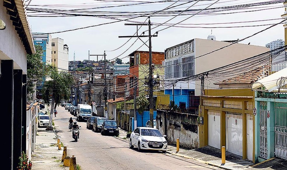 Bright sun. Rua Sargento Pinto de Oliveira, in Ramos, has no refueling point: just asphalt and concrete — Photo: Márcia Foletto
