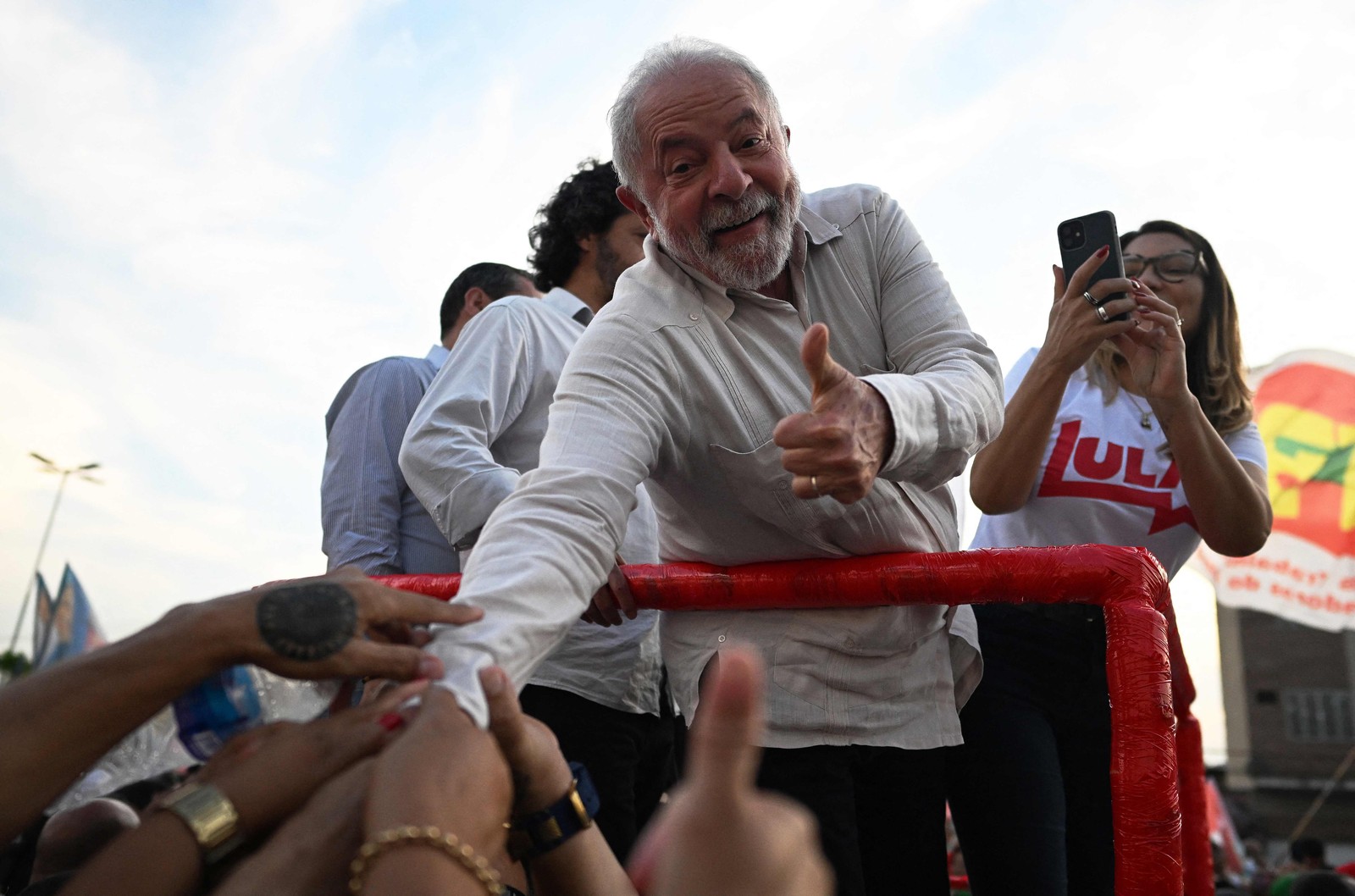 Luiz Inácio Lula da Silva cumprimenta apoiadores durante um comício de campanha em Belford Roxo. O ex-presidente e candidato segue à frente das pesquisas de intenção de voto — Foto: CARL DE SOUZA/FP