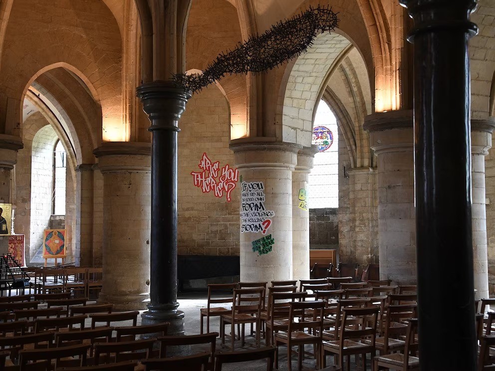 Grafite temporário em catedral milenar na Inglaterra provoca críticas de Elon Musk, JD Vance e líderes religiosos: 'sacrilégio'