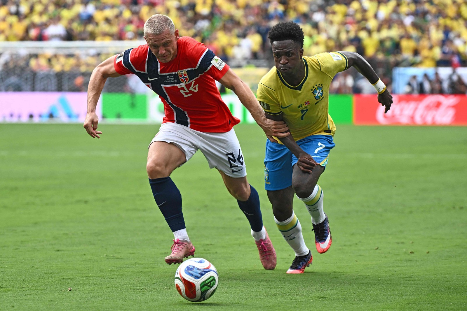 Julian Ryerson e Vinicius Jr. disputam a bola — Foto: Jewel SAMAD / AFP
