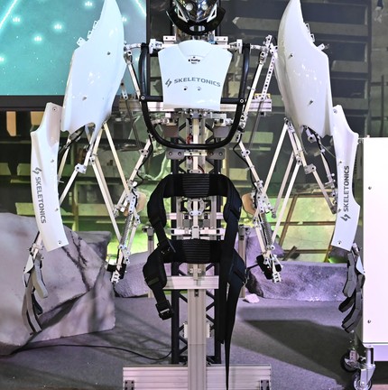 'Skeletonics', um traje produzido pelo fabricante japonês de robôs Robot Ride, em exibição na zona de emergência e mobilidade do 'Japan Mobility Show' em Tóquio — Foto: KAZUHIRO NOGI / AFP