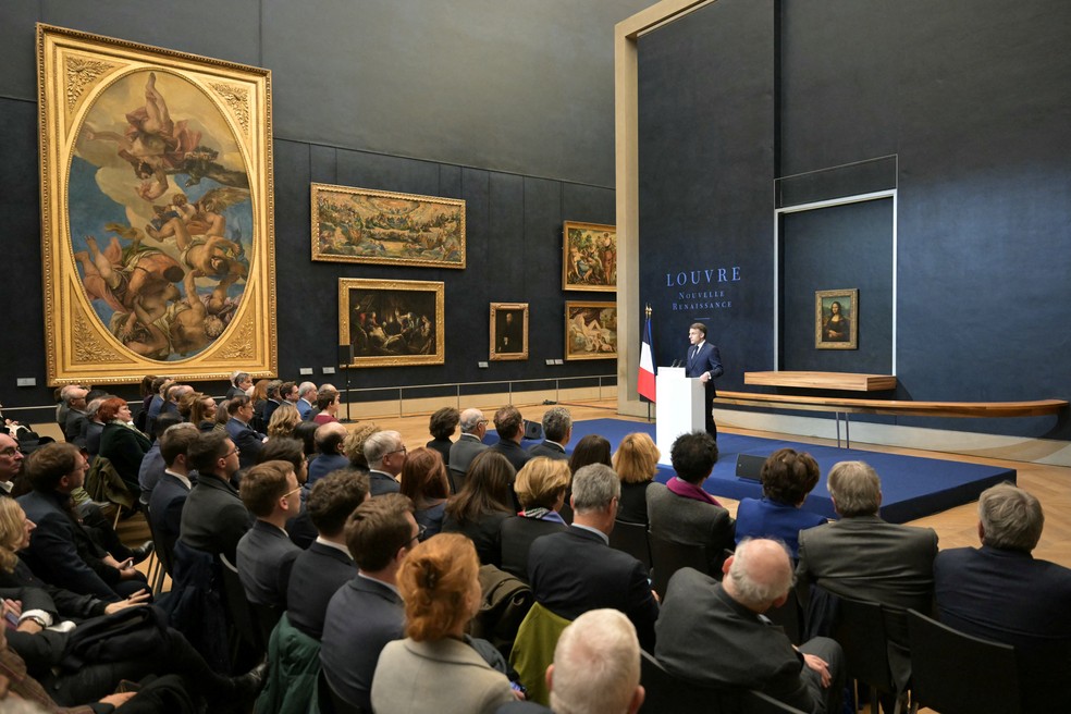 O presidente da França, Emmanuel Macron, anuncia reformas no Louvre — Foto: BERTRAND GUAY/POOL/AFP
