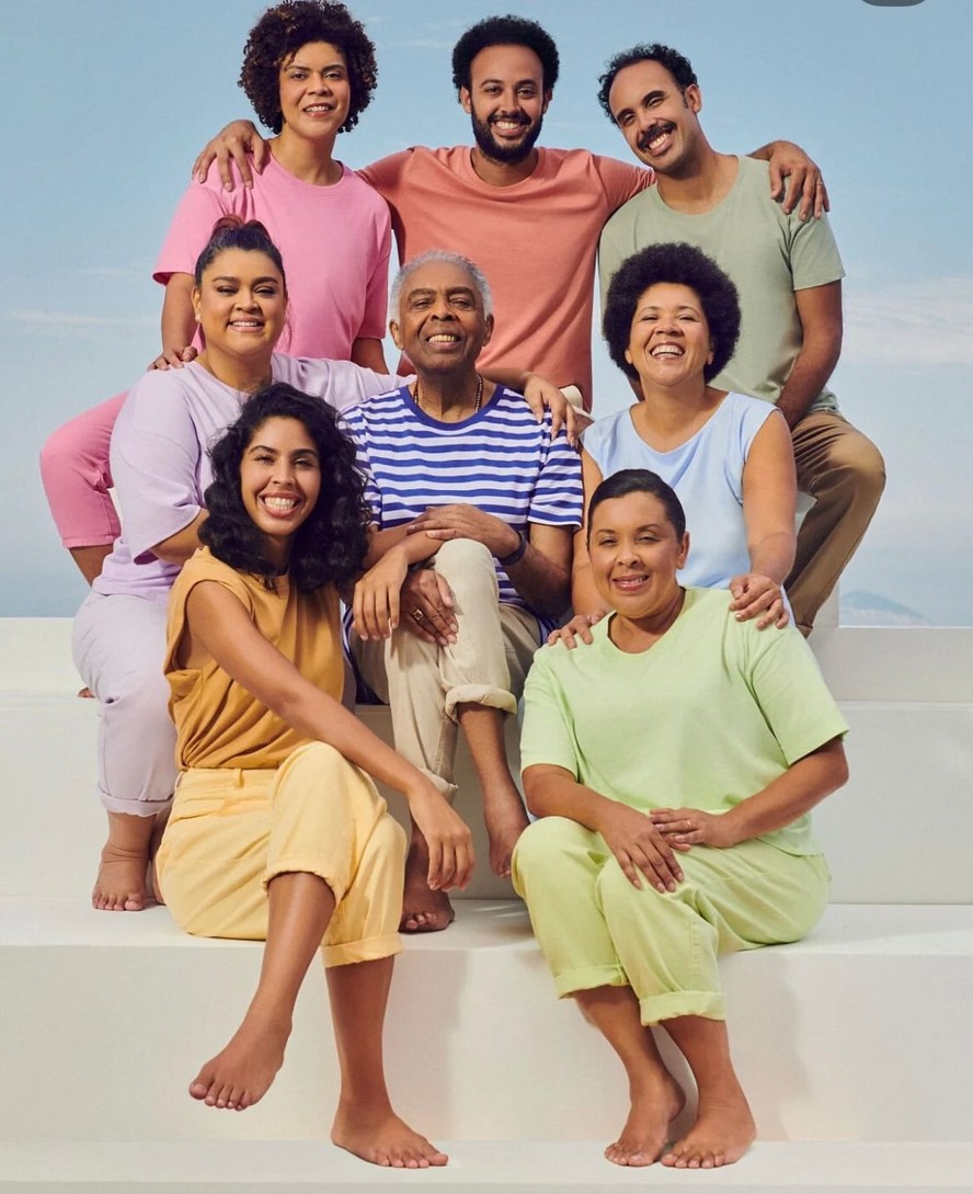 Gilberto Gil cercado por sete dos oito filhos