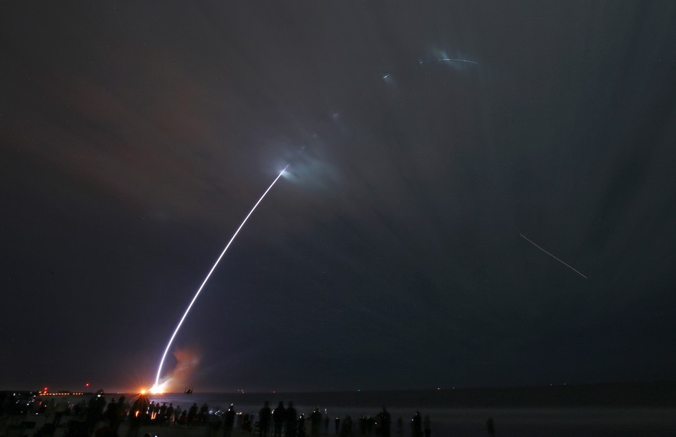 O foguete New Glenn da Blue Origin entra em órbita após ser lançado do Centro Espacial Kennedy - Fotografia: Greg Newton/AFP