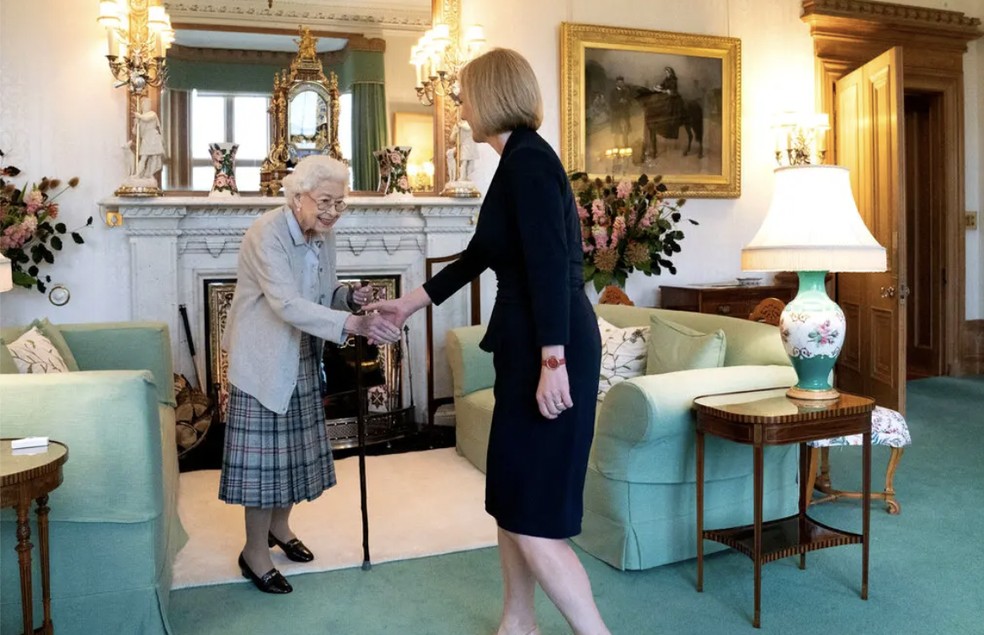 Rainha Elizabeth II empossa formalmente Liz Truss, a nova primeira-ministra do Reino Unido — Foto: Reprodução
