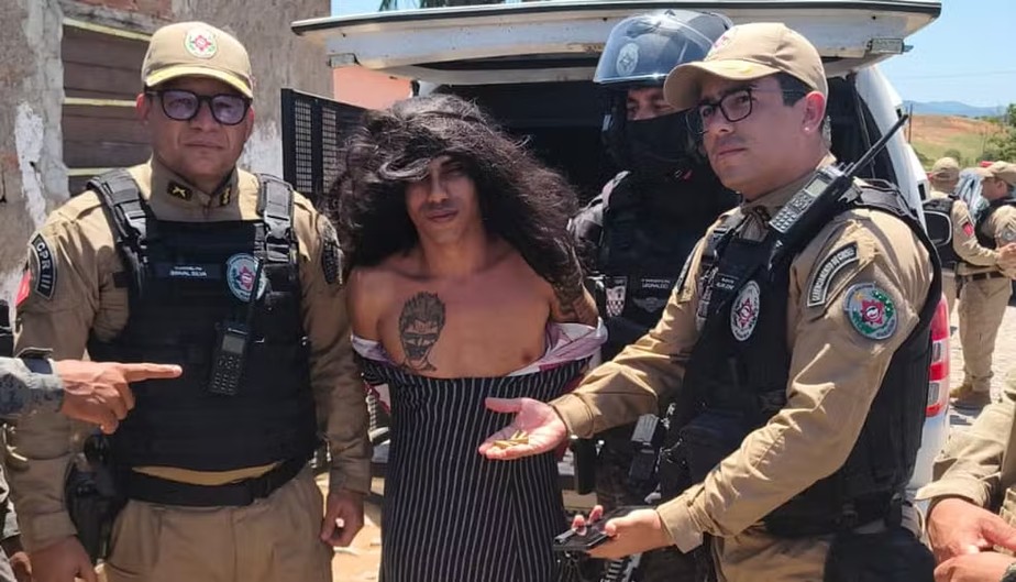 Serial killer suspeito de matar 16 pessoas em três meses é preso na Paraíba após tentar fugir vestido de mulher