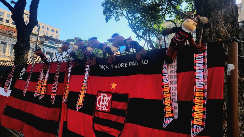 The banners are sold, above all, by street traders who actually sell sporting goods - Photo: Amanda Rosa