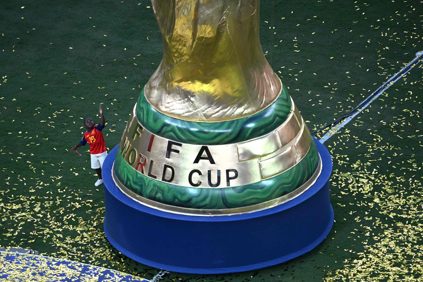 Keyne Yamal no campo da final com a taça da Copa do Mundo — Foto: MAURO PIMENTEL / AFP