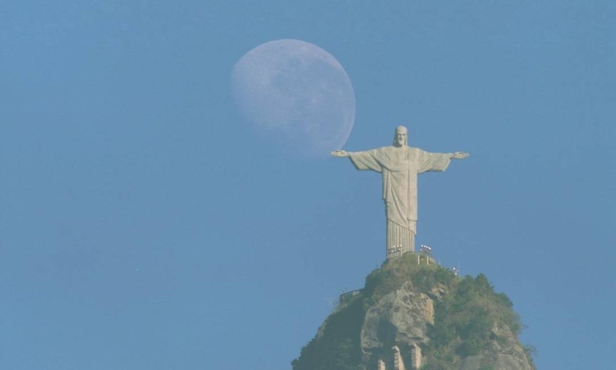 Lua é vista à mao do Cristo, em fotografia de 1997  — Foto: Custódio Coimbra / Agência O Globo