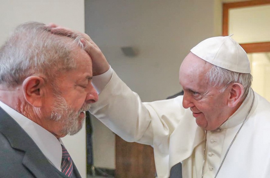 Lula recebe benção de Papa Francisco durante visita privada no Vaticano em 2020