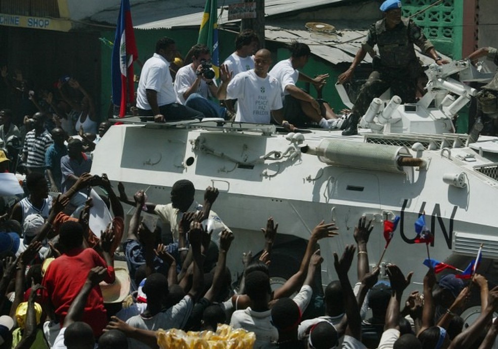 Seleção brasileira chega para Jogo da Paz entre Brasil e Haiti em Porto Príncipe