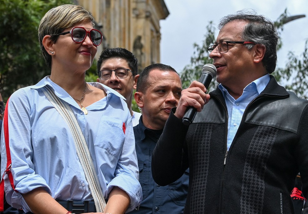 Gustavo Petro, ao lado de sua esposa, Veronica Alcocer, durante protesto em Bogotá. — Foto: Juan Barreto/AFP