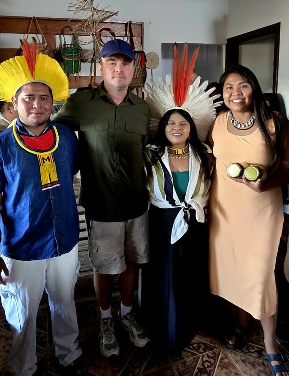 Leonardo DiCaprio com Sônia Guajajara e os netos de Raoni, Beptuk Metuktire e Mayalú Txucarramãe — Foto: Divulgação / Rodrigo Medeiros