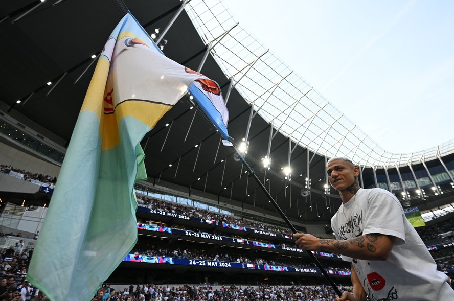 Richarlison ganha bandeirão da torcida do Tottenham