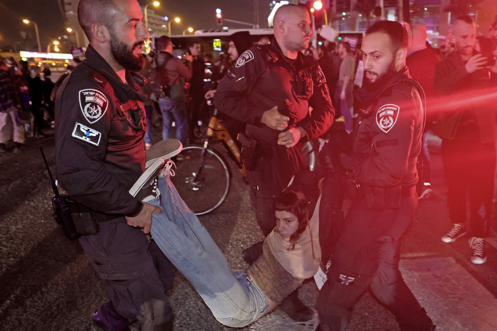 Forças de segurança israelenses detêm um manifestante em Tel Aviv, durante uma manifestação contra o ataque de colonos israelenses a uma cidade palestina — Foto: JACK GUEZ/AFP