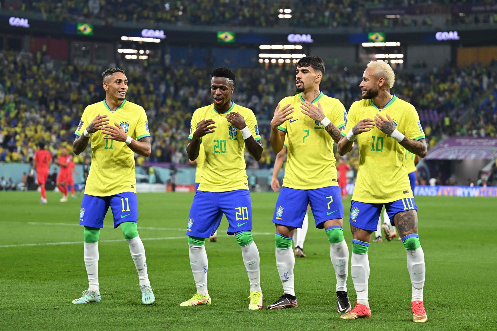 Entrosados. Raphinha, Vini Jr., Paquetá e Neymar fazem dancinha depois do primeiro gol do Brasil — Foto: MANAN VATSYAYANA/AFP