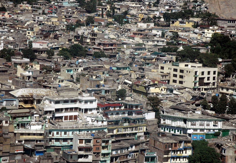 Visão aérea de Muzaffarabad, na Caxemira administrada pelo Paquistão, após terremoto em 2005 — Foto: Boby Sheikh/AFP
