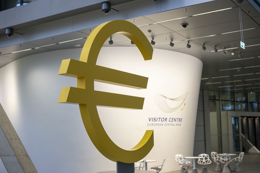Euro registra maior alta em relação ao dólar em cinco meses