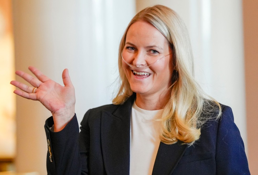 Princesa consorte Mette-Marit da Noruega surge com cateter nasal de oxigênio em evento público — Foto: AFP