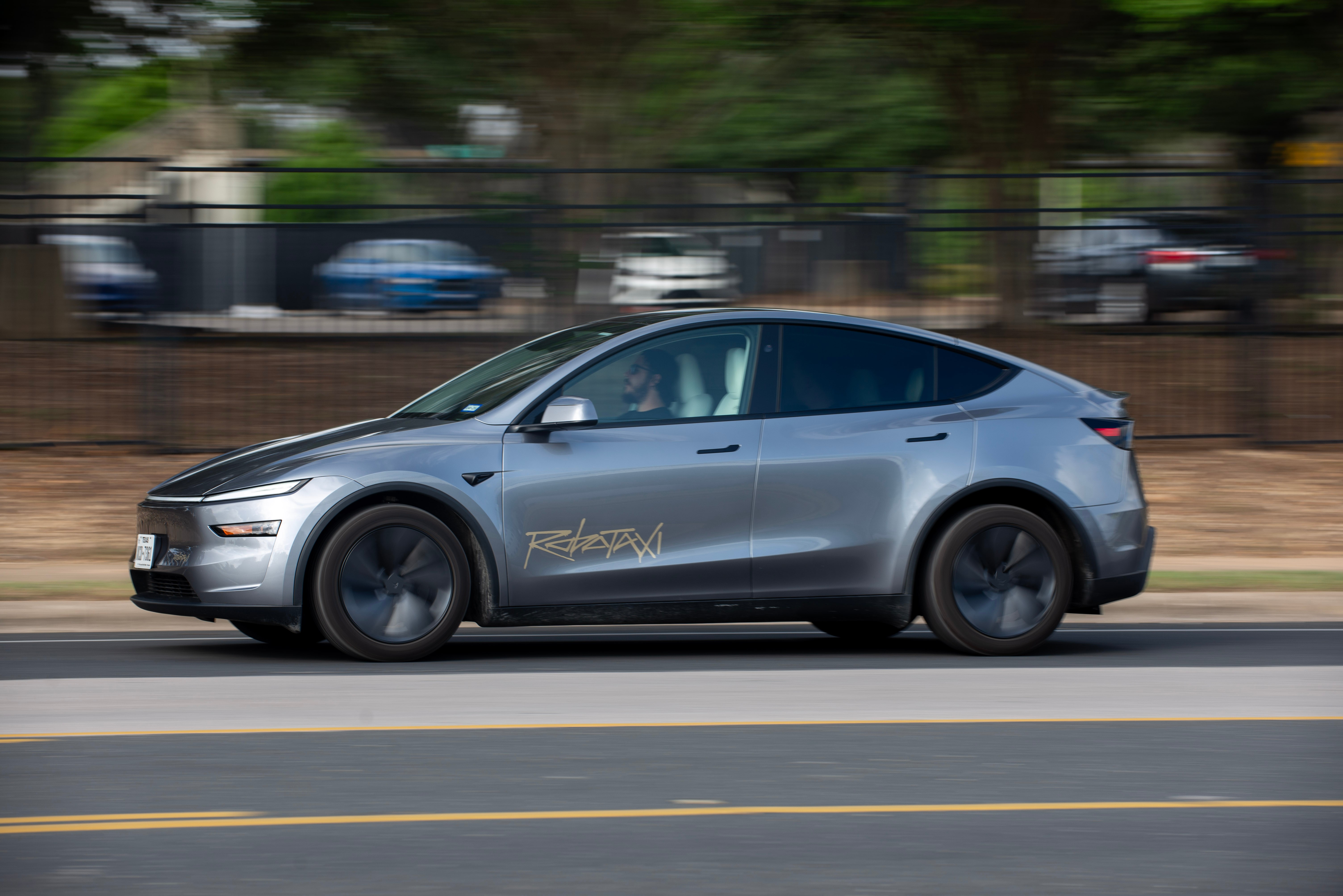 Um ano depois da aposta de Musk, robotáxis da Tesla comem poeira da Waymo no Texas