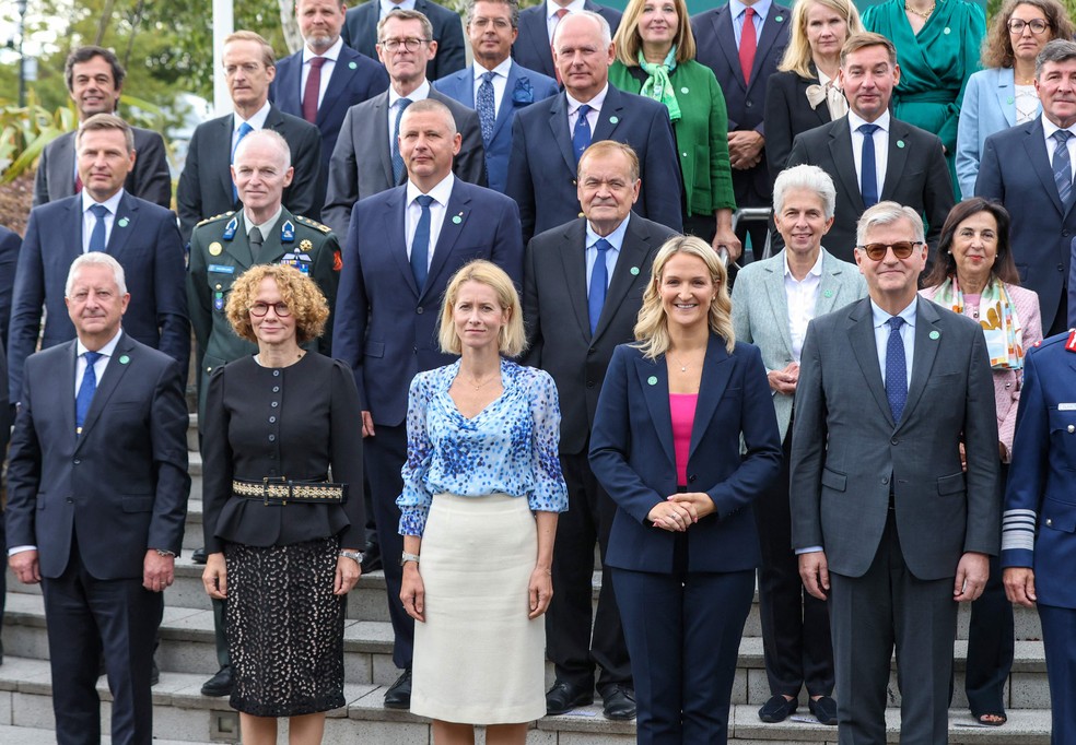 Chanceler da UE, Kaja Kallas, em foto com representantes da Otan e l&iacute;deres das pastas de Defesa e Rela&ccedil;&otilde;es Exteriores de pa&iacute;ses europeus, em Dublin &mdash; Foto: Paul Faith/AFP