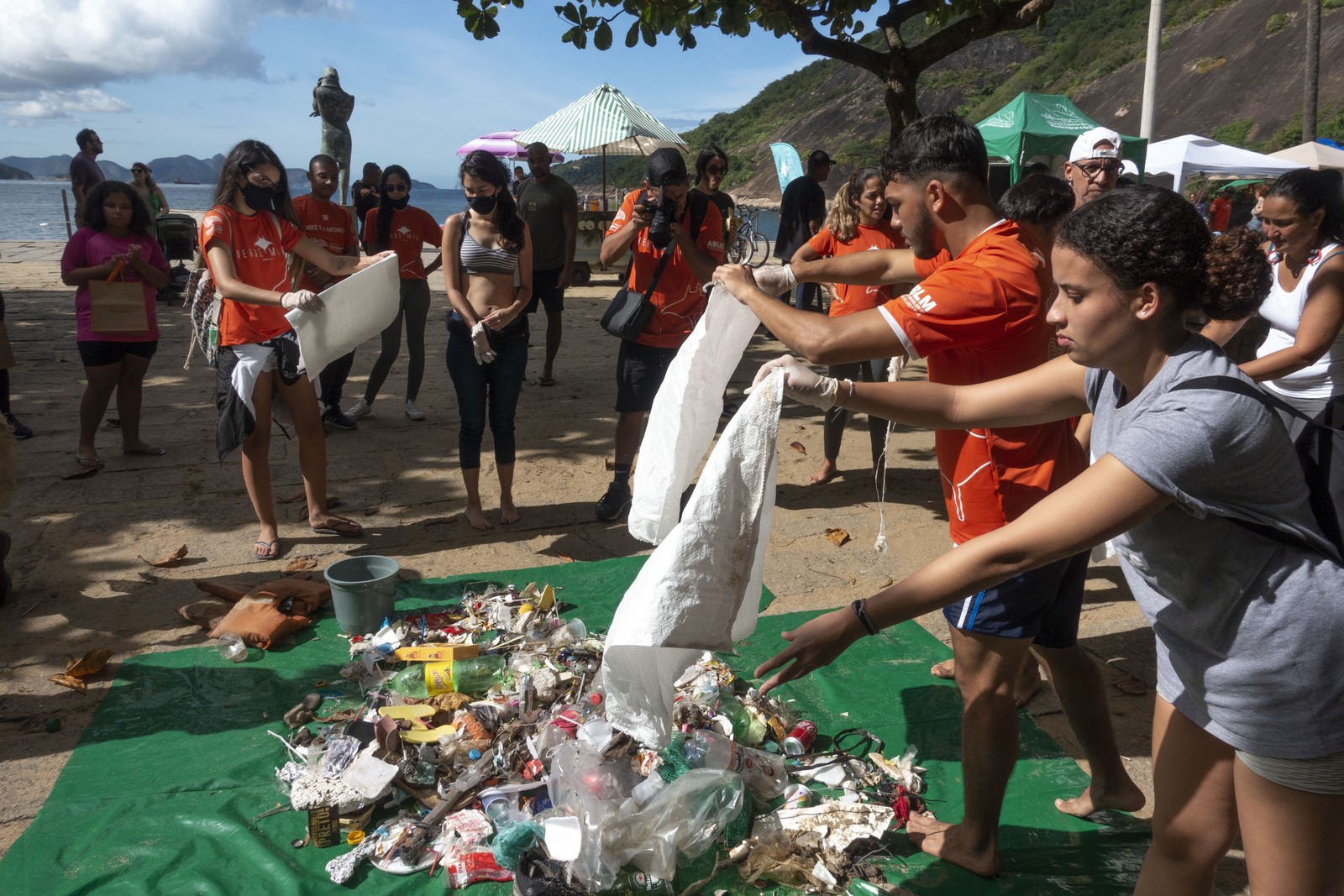 Voluntários do Projeto Verde Mar reúnem os resíduos coletados durante mutirão na Praia Vermelha, na Urca — Foto: Projeto Verde Mar / Divulgação