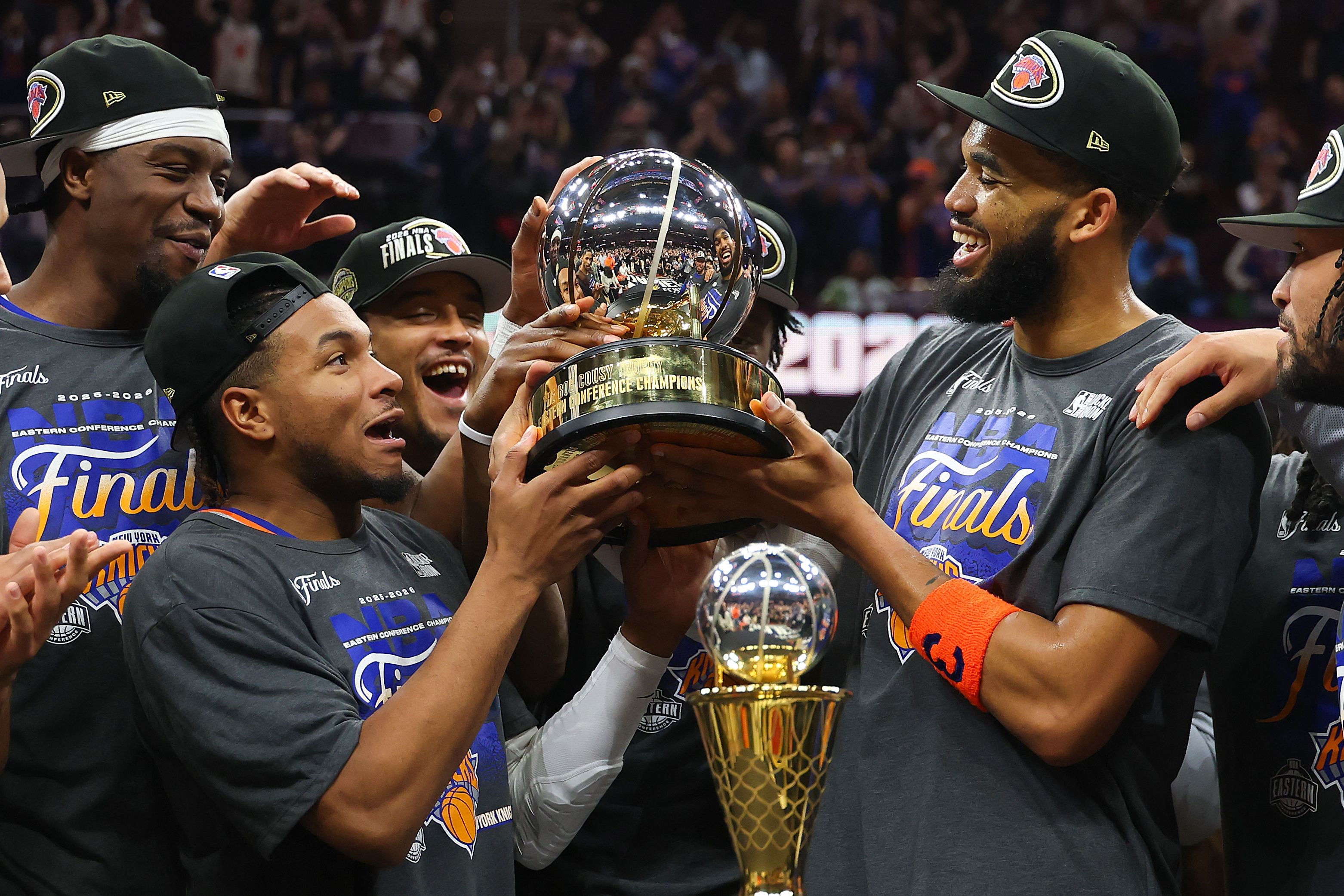 Euforia total: Torcedores dos Knicks escalam postes e mergulham no asfalto de Nova York após time se classificar para final da NBA; vídeos