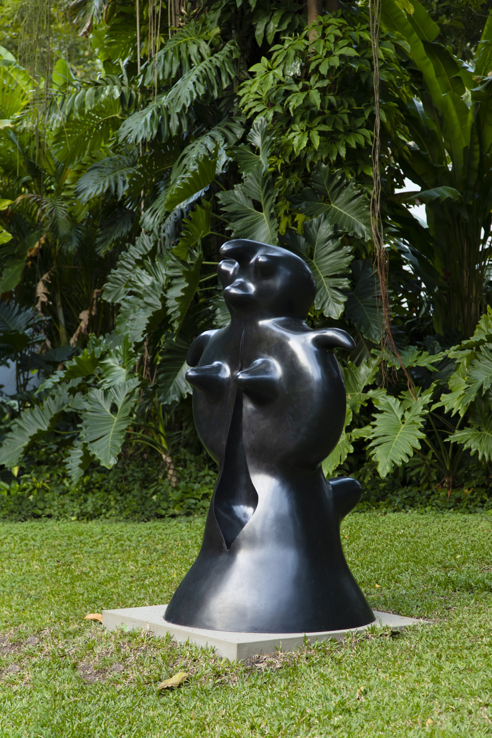O bronze 'Femme' (1969), de Miró, nos jardins da Casa Roberto Marinho — Foto: Leo Martins 