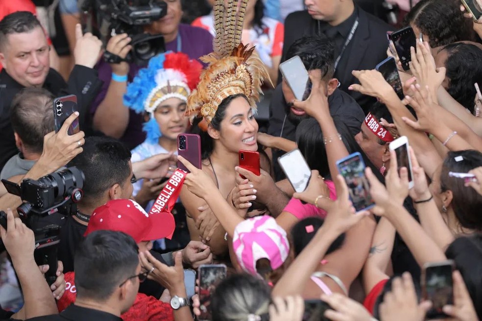 Isabelle Nogueira é cercada por fãs ao chegar em Manaus — Foto: Reprodução / Instagram Alex Pazuello