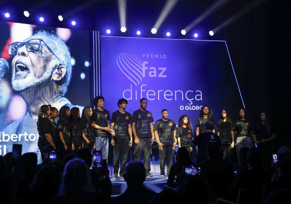 Orquestra Maré do Amanhã homenageia Gilberto Gil em cerimônia de entrega do Prêmio Faz Diferença, na Casa Firjan, em Botafogo — Foto: Alexandre Cassiano / Agência O Globo