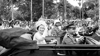 Rainha Elizabeth II acena em carro aberto em Salvador, em 1968 — Foto: Arquivo/Agência O GLOBO
