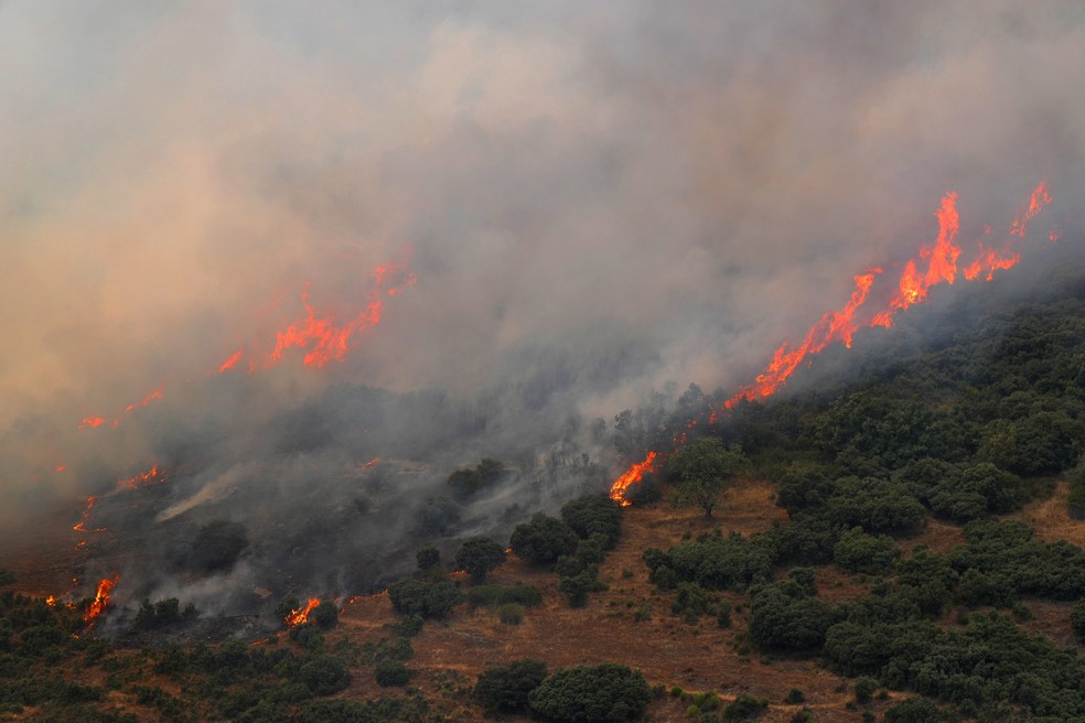 Incêndio em Castrillo de Cabrera, no noroeste da Espanha, no último sábado — Foto: Cesar Manso / AFP
