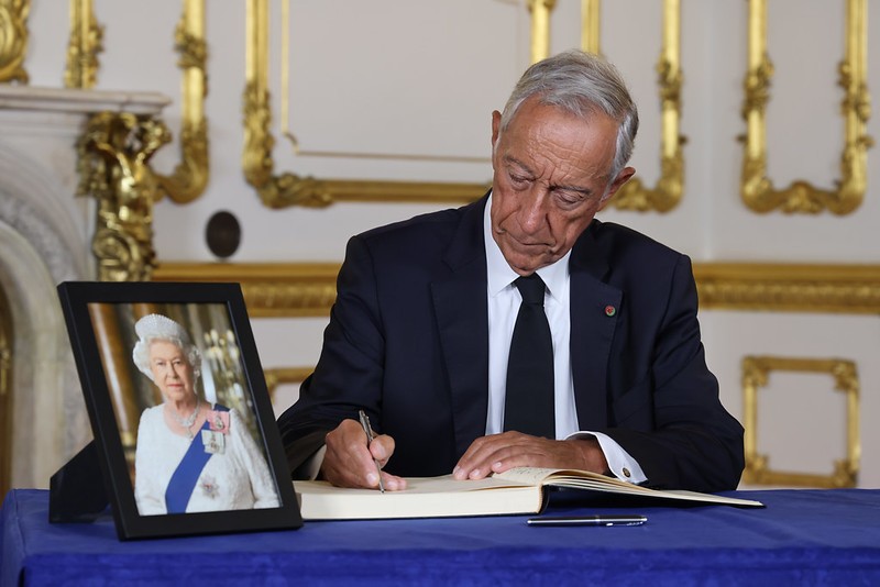 Presidente de Portugal, Marcelo Rebelo de Sousa, assina livro de condolências da rainha Elizabeth II — Foto: Rory Arnold / No 10 Downing Street