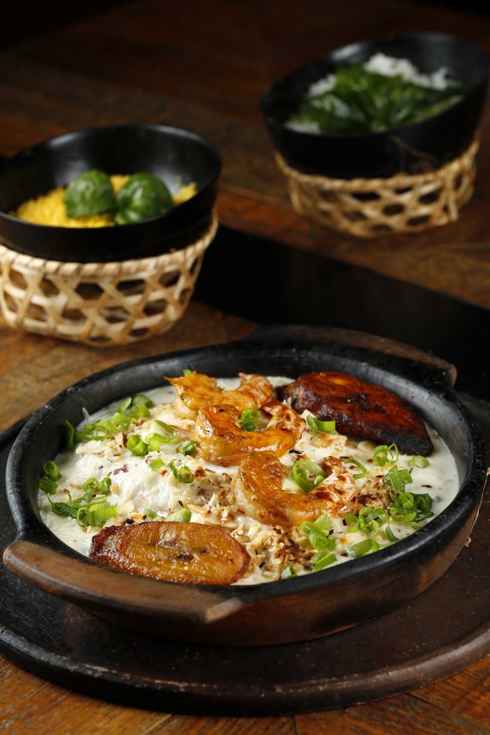 Filé de pirarucu grelhado com molho de castanha-do-pará, banana-da-terra e camarão-rosa: prato no cardápio do restaurante Casa do Saulo — Foto: Fábio Rossi/Agência O Globo
