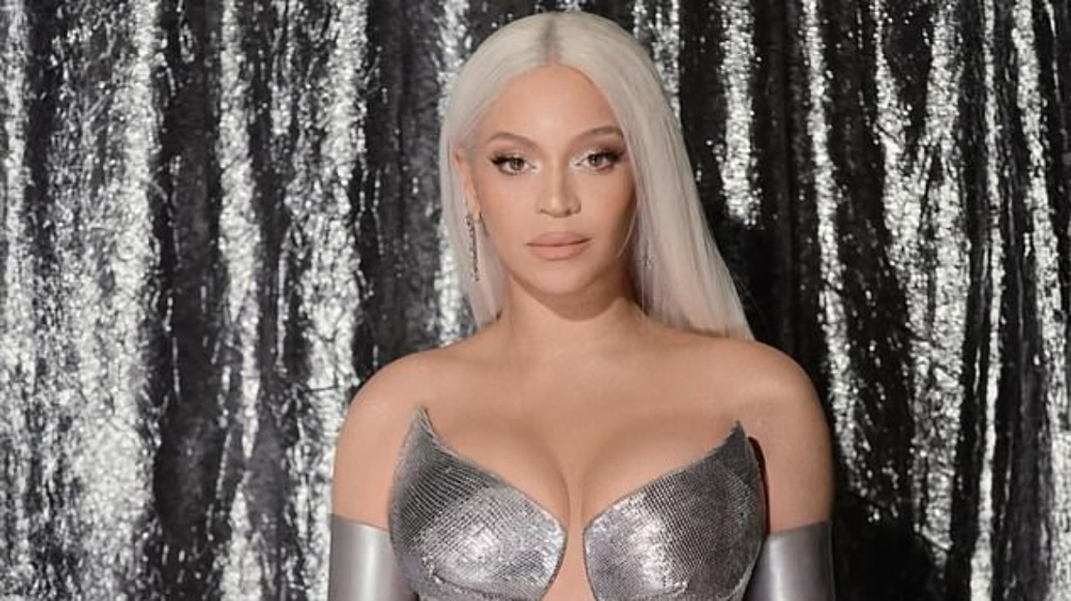 Beyoncé surge diferente em première e choca fãs 'Por que está branca?'