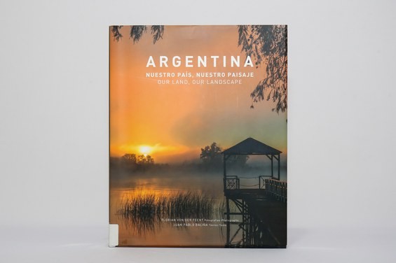 Livro com fotografias de paisagens argentinas retrata sua geografia e história, dado por Macri, ex-presidente da Argentina. Valor: R$ 260 — Foto: Divulgação