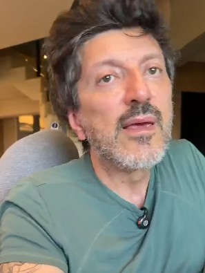 Em tratamento de doença rara, Lito Souza aparece em novo vídeo após deixar hospital: ‘Sendo muito Lito’