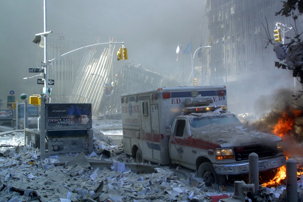 Ambulância coberta por cinzas e destroços das torres gêmeas do World Trade Center, após ataques de 11 de Setembro de 2001 — Foto: DOUG KANTER / AFP