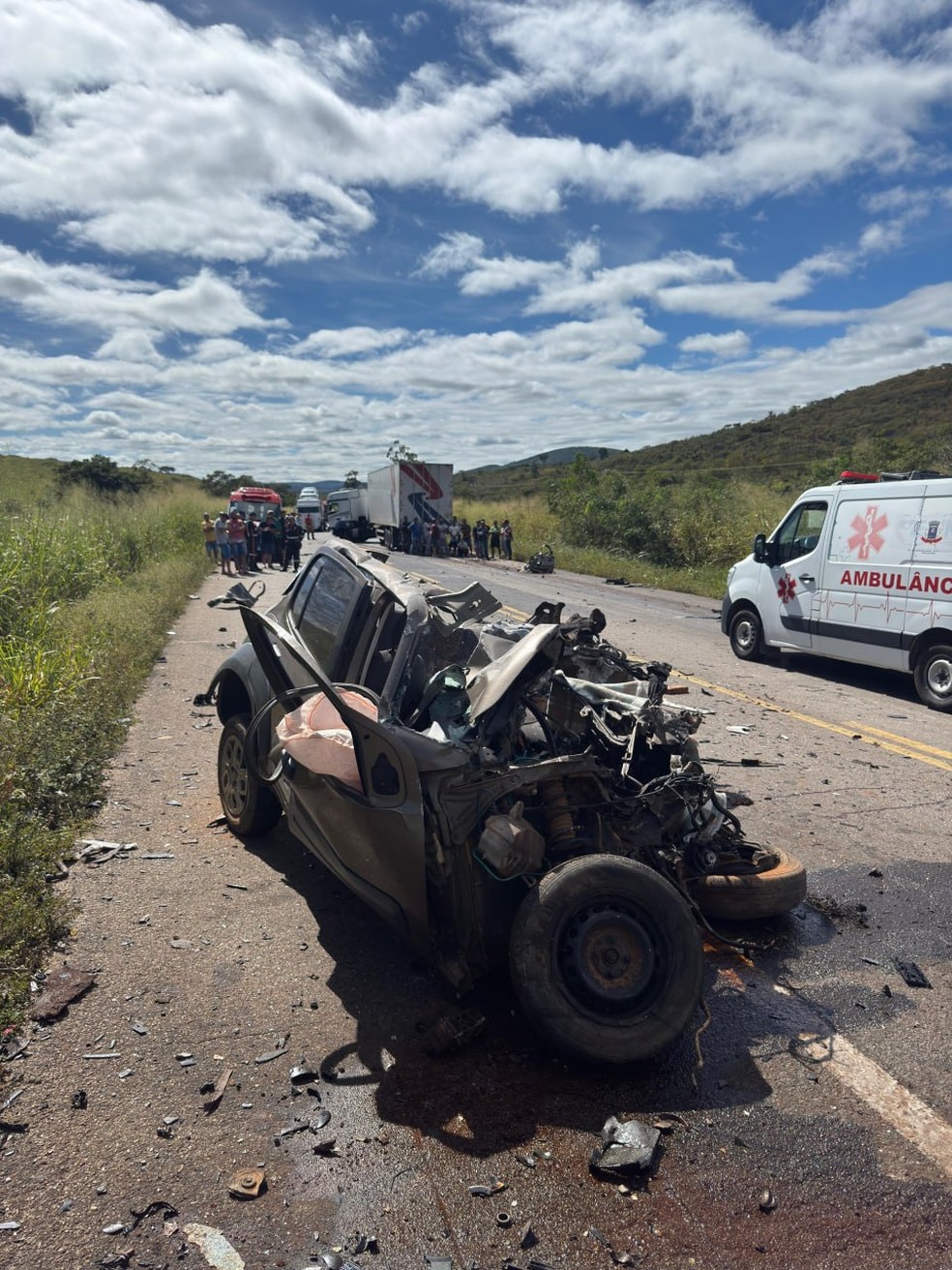 Colis&atilde;o entre carro e carreta deixa um morto na BR 116 &mdash; Foto: CBMMG