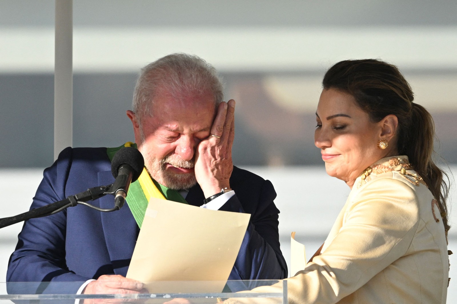 Lula se emocionou ao discursar contra a fome, que prometeu erradicar novamente — Foto: Evaristo Sa/AFP