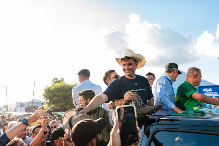 Flávio Bolsonaro discursa para produtores rurais e critica governo Lula durante evento do agronegócio.