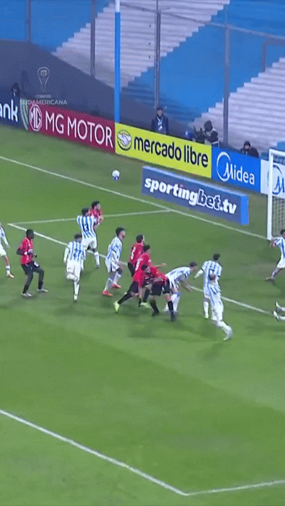 Gol bizarro elimina o Racing na fase de grupos da Sul-Americana; veja o lance